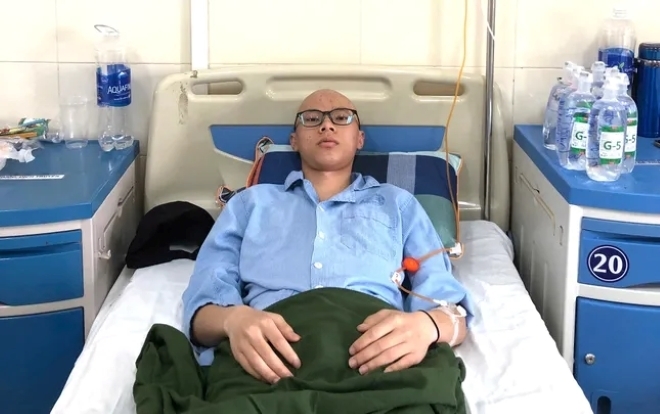 Em Chảo Minh Trung, học sinh lớp 12A1 Trường THPT số 1 Sa Pa đang ở Hà Nội, điều trị ung thư xương tại Bệnh viện K.