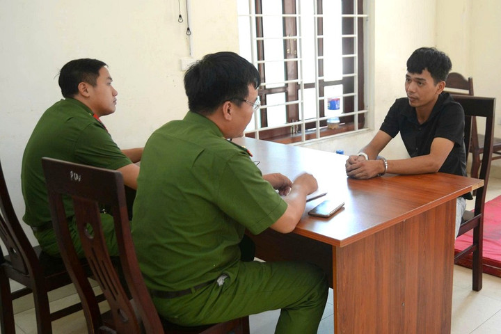 Công an lấy lời khai Nguyễn Khắc Nhật.