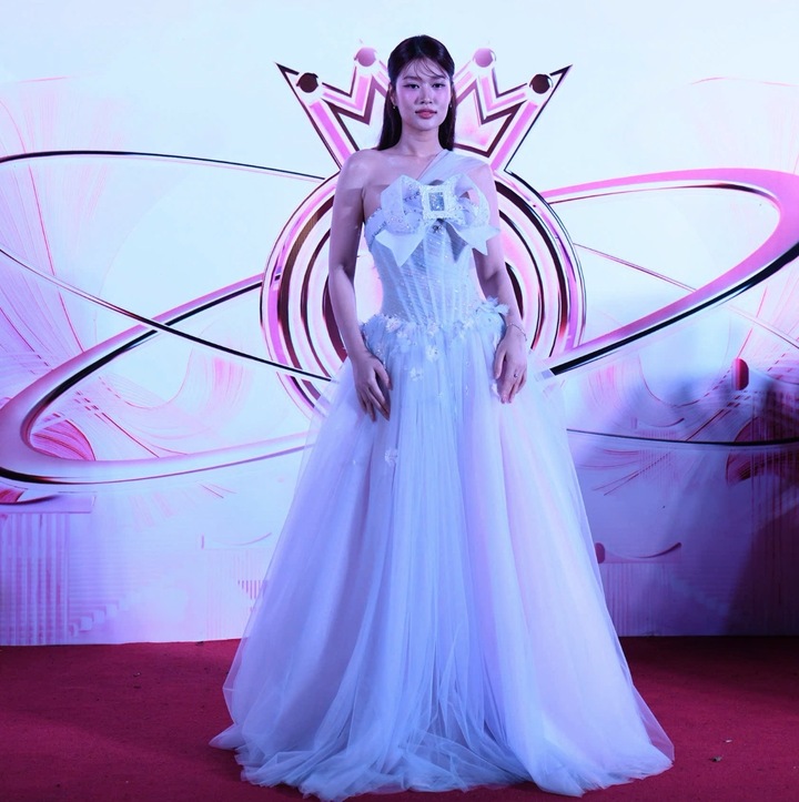 Miss Grand Vietnam 2022 Đoàn Thiên Ân xuất hiện lộng lẫy với đầm xoè.