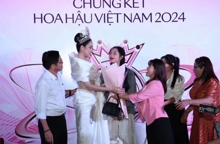 Gần 3 năm trước, bố mẹ Thanh Thuỷ đưa con gái đi thi và cùng cô trải qua giây phút vinh quang nhất. Trong lần trở lại này, họ muốn chứng kiến Thanh Thủy khép lại hành trình đáng nhớ đó một cách trọn vẹn nhất.