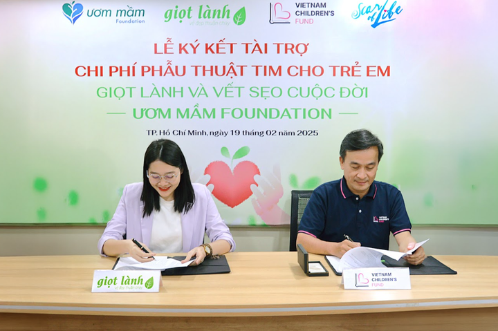 Lễ ký kết tài trợ chi phí phẫu thuật tim giữa Giọt Lành và Vietnam Children’s Fund.
