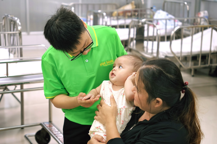 Thăm hỏi các em nhỏ sau phẫu thuật tim trong khuôn khổ chương trình “Vết Sẹo Cuộc Đời” 2025.