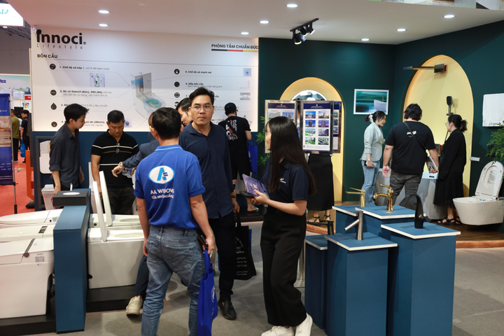 Gian hàng Uuviet Solutions thu hút nhiều quan khách đến tham quan và trải nghiệm sản phẩm.