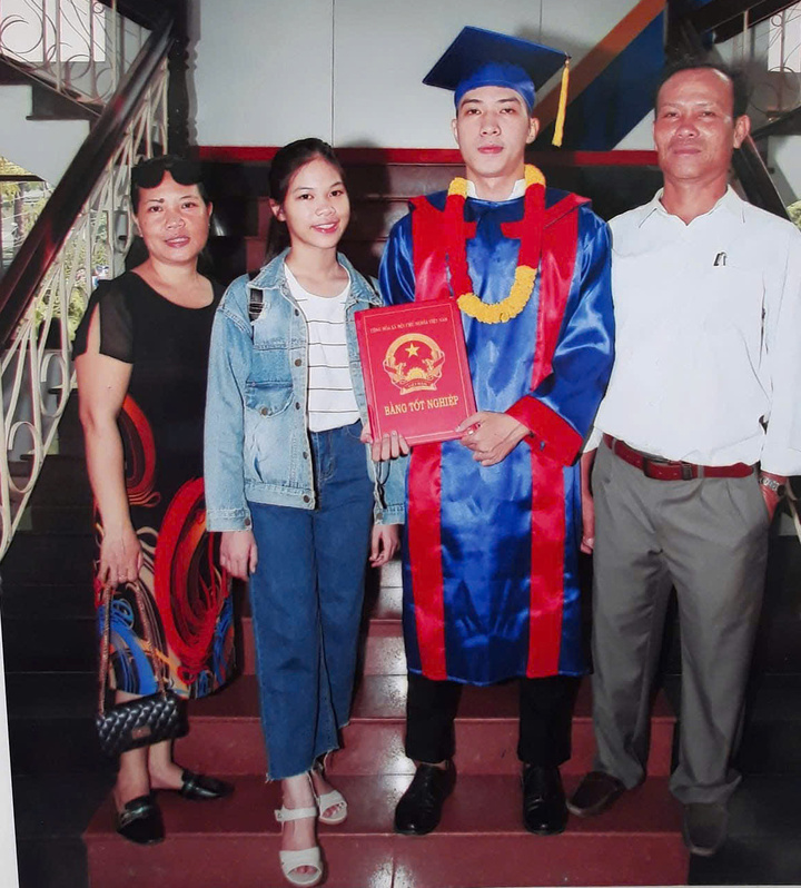 Hình ảnh gia đình trong buổi lễ tốt nghiệp của Hoàng Phúc. (Ảnh: NVCC)