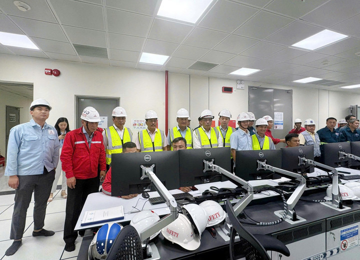 Lãnh đạo PVPower và Hội Dầu khí cùng các đại biểu chứng kiến thời điểm Nhà máy điện Nhơn Trạch 4 hòa lưới điện quốc gia.