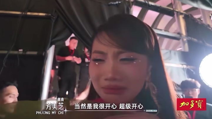 Phuong My Chi burst into tears after winning big on a Chinese game show - 2