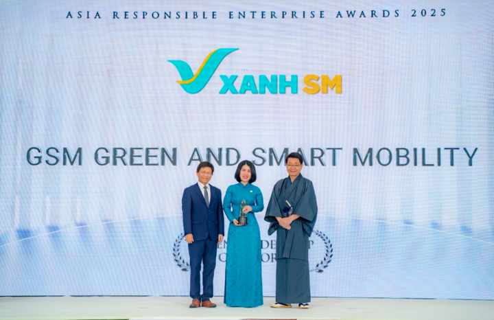 Bà Phan Thị Hồng Dung - Giám đốc Đào tạo và Phát triển Văn hóa GSM (giữa) - đại diện công ty nhận giải thưởng tại sự kiện.