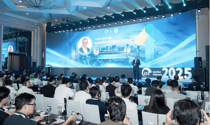 TS. BS. Ramon Gomez Meda trình bày chủ đề: “Phẫu thuật niêm mạc nướu: xử lý mô mềm quanh implant”, thu hút sự quan tâm của hơn 350 hội viên.