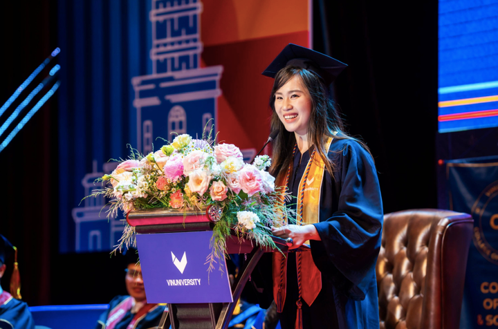 Tân khoa Phan Hữu Hoàng Gia Bảo, Viện Kinh doanh Quản trị đại diện sinh viên khóa 2 phát biểu trong ngày lễ trọng đại.