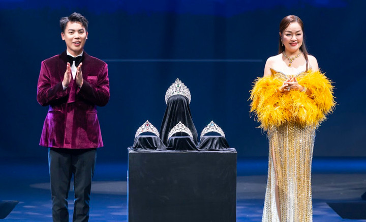 Vương miện giành cho hoa và 3 á hậu.