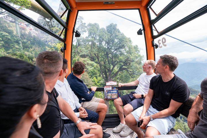 Các cầu thủ tỏ ra choáng ngợp với vẻ đẹp thiên nhiên ngoạn mục nhìn từ cabin cáp treo Bà Nà.