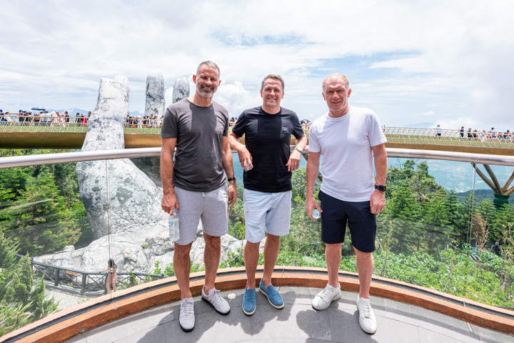 Cầu Vàng là điểm đến đầu tiên trong lịch trình khám phá Công viên chủ đề hàng đầu châu Á Sun World Ba Na Hills của ba huyền thoại bóng đá thế giới.