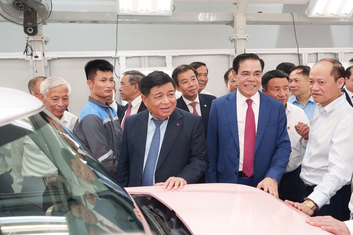 Lễ khánh thành nhà máy sản xuất ô tô điện VinFast Hà Tĩnh có sự tham dự của Phó Thủ tướng Nguyễn Chí Dũng, cùng các lãnh đạo, nguyên lãnh đạo cấp cao của Đảng, Nhà nước và tỉnh Hà Tĩnh.