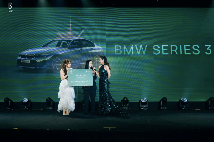 Ban Tổ chức dành tặng nhiều phần quà hấp dẫn với tổng giá trị hơn 2 tỷ đồng đến những khách hàng may mắn.