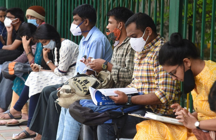 Những người đợi chờ trong một kỳ thi khốc liệt ở Ấn Độ. (Ảnh: DH Photo/Deccanherald)