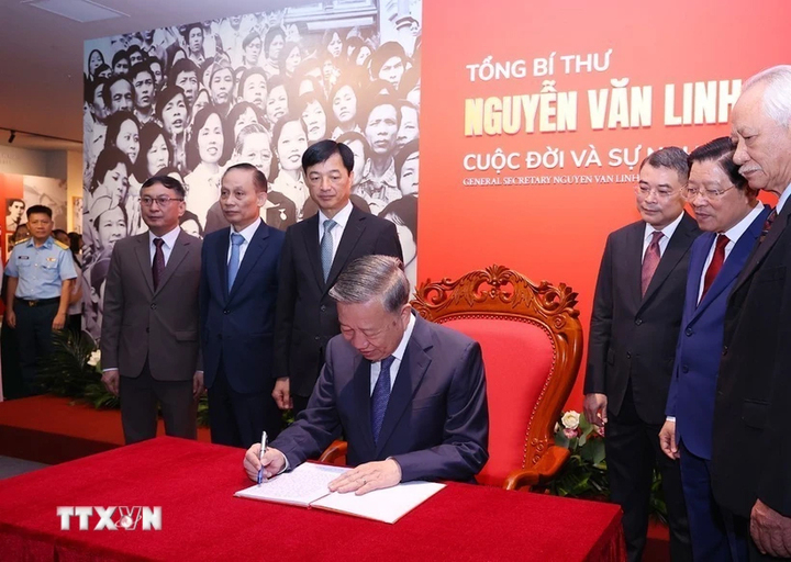 Tổng Bí thư Tô Lâm ghi Sổ cảm tưởng tại triển lãm "Tổng Bí thư Nguyễn Văn Linh - Cuộc đời và sự nghiệp".