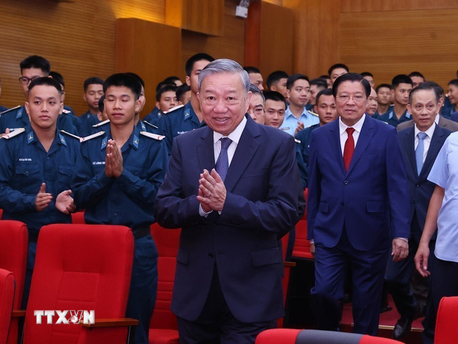 Tổng Bí thư Tô Lâm và các đại biểu đến dự triển lãm.