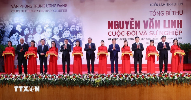 Tổng Bí thư Tô Lâm và các đại biểu cắt băng khai mạc triển lãm "Tổng Bí thư Nguyễn Văn Linh - Cuộc đời và sự nghiệp".