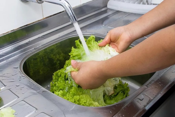 Nên rửa trực tiếp từng lá dưới vòi nước chảy. (Ảnh: Getty Images)