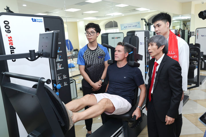 Huyền thoại Michael Owen trải nghiệm hệ thống thiết bị tập luyện và đánh giá sức mạnh cơ bắp Compass 600, thiết bị đánh giá và huấn luyện sức mạnh cơ bắp, vốn chỉ được trang bị tại các trung tâm y học thể thao hàng đầu châu Âu. (Ảnh: BVĐK Tâm Anh)