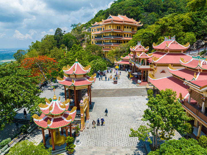 Hệ thống chùa Bà tại núi Bà Đen.