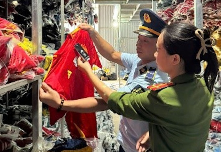Lực lượng chức năng kiểm tra quần áo thể hao giả mạo nhãn hiệu nổi tiếng.