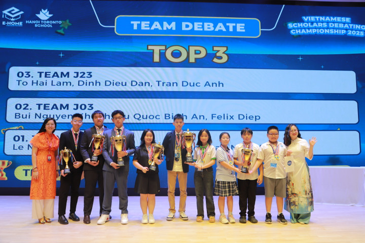 Ban tổ chức trao giải cho các bạn thí sinh.