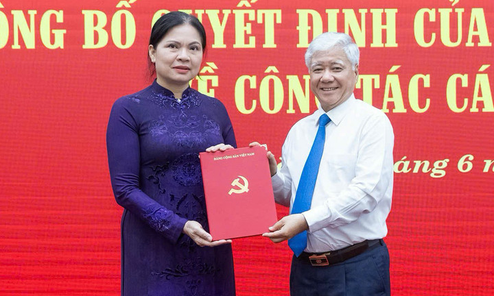 Chủ tịch Ủy ban Trung ương MTTQ Việt Nam Đỗ Văn Chiến trao quyết định của Bộ Chính trị cho bà Hà Thị Nga. (Ảnh: Quang Vinh)
