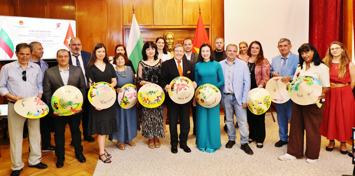 Các đại biểu tham dự sự kiện cũng đã được cung cấp nhiều tài liệu chính thức về thành tựu phát triển kinh tế, xã hội, văn hóa của Việt Nam; tham quan triển lãm ảnh 75 năm quan hệ Việt Nam - Bulgaria, thăm góc trưng bày sản phẩm nông sản và hàng thủ công mỹ nghệ và thưởng thức một số món ăn cổ truyền của Việt Nam (phở, nem, bún chả).