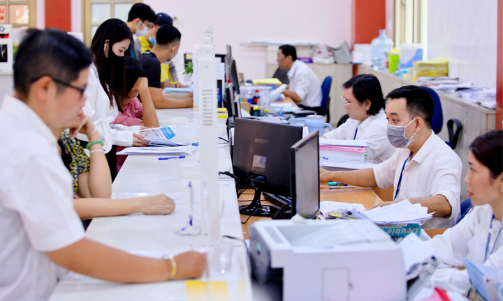 Công chức TP.HCM hỗ trợ người dân giải quyết thủ tục hành chính.