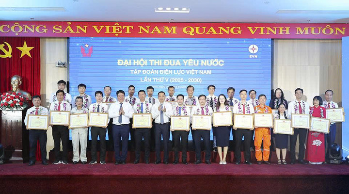 Lãnh đạo tập đoàn tặng hoa và bằng khen cho các cá nhân tại Đại hội.