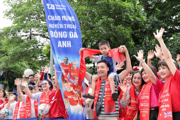 Hàng trăm người hâm mộ chào đón các huyền thoại Manchester Reds tại BVĐK Tâm Anh Hà Nội. (Ảnh: BVĐK Tâm Anh)