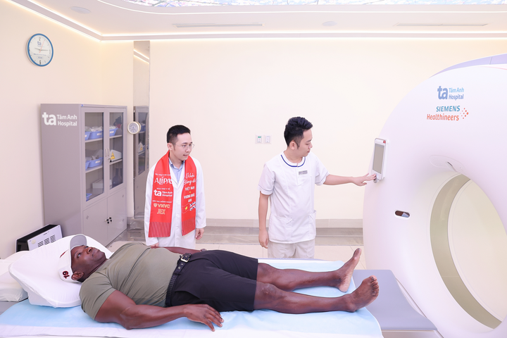 Danh thủ Dwight Yorke trải nghiệm chụp siêu máy CT Somatom Force VB30 ứng dụng AI đầu tiên tại Việt Nam để tầm soát các chấn thương tiềm ẩn. (Ảnh: BVĐK Tâm Anh)