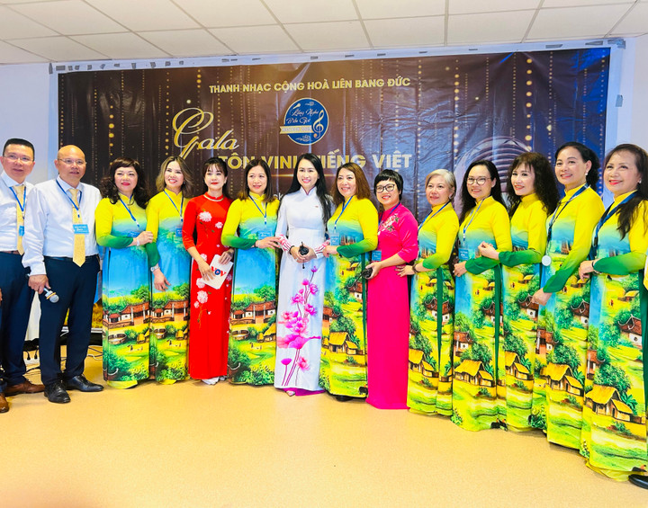 Đoàn PV Đài TNVN chụp ảnh lưu niệm cùng Ban tổ chức và các học viên tham dự Gala