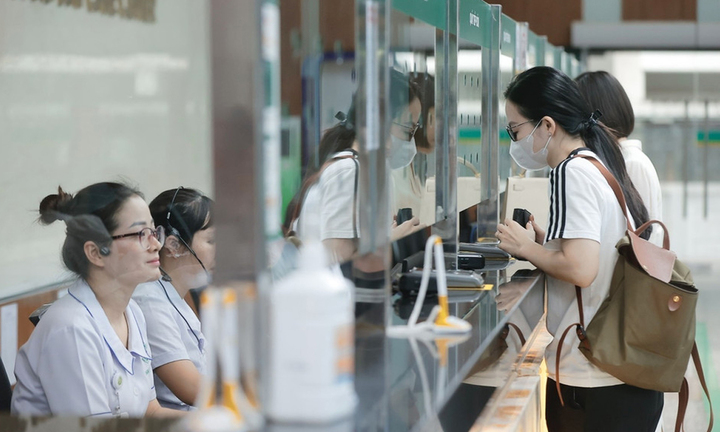 Người dân đăng ký khám, chữa bệnh tại Bệnh viện Bạch Mai.