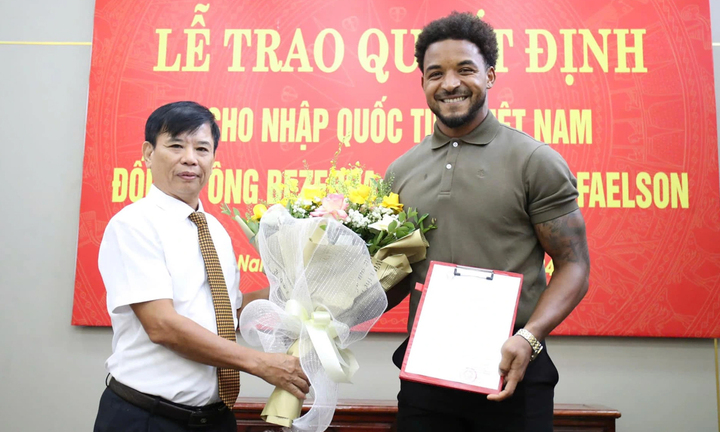 Cầu thủ Nguyễn Xuân Son nhận quốc tịch Việt Nam.