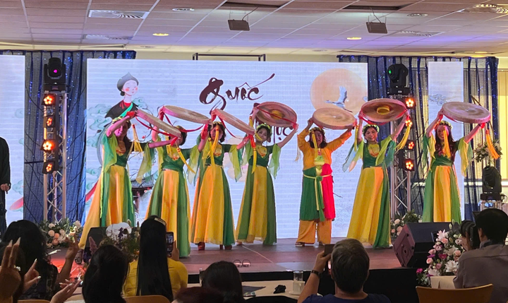 Tiết mục đặc biệt và dàn dựng công phu của tốp ca nữ thành phố Halle "Guốc mộc".