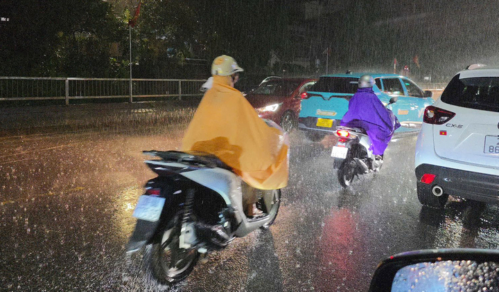 Không chỉ mưa lớn, cơ quan khí tượng cảnh báo, trong những giờ tới, nguy cơ xảy ra lũ quét trên các sông, suối nhỏ, sạt lở đất trên sườn dốc tại nhiều huyện ở tỉnh Thái Nguyên, gồm: Đại Từ, Đồng Hỷ, Phú Bình, TP Phổ Yên, TP Sông Công, TP Thái Nguyên, Võ Nhai. (Ảnh: Page TNTV - Đài Phát thanh & Truyền hình Thái Nguyên)