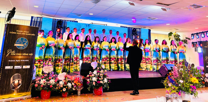 Nhóm thanh nhạc Rostock với ca khúc "Việt Nam quê hương tôi" của nhạc sỹ Đỗ Nhuận