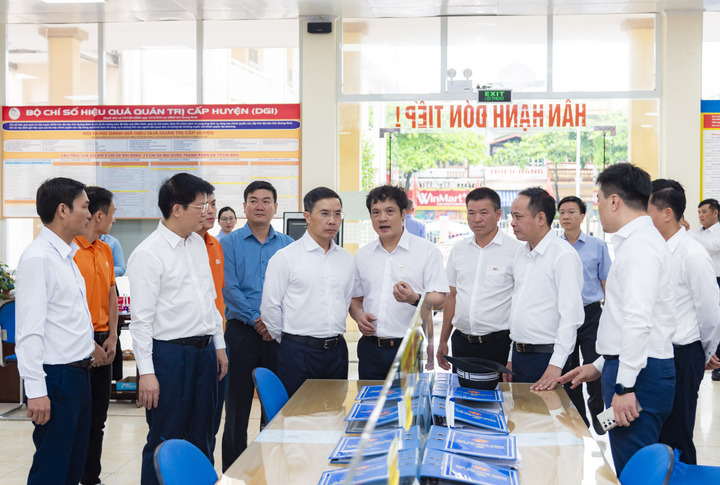Lãnh đạo tỉnh Quảng Ninh và Tổng Giám đốc FPT khảo sát trong ngày đầu triển khai mô hình chính quyền địa phương hai cấp mới.