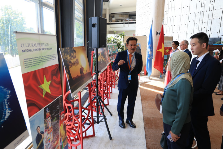 Đại sứ Mai Phan Dũng, Trưởng Phái đoàn Việt Nam bên cạnh Liên hợp quốc, Tổ chức Thương mại Thế giới và các tổ chức quốc tế khác tại Geneva giới thiệu các tác phẩm tới bạn bè quốc tế.