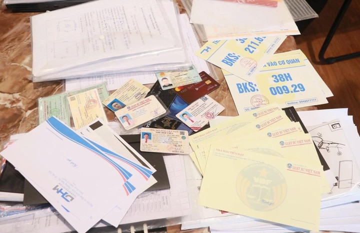 Một số giấy tờ tài liệu công an thu giữ.