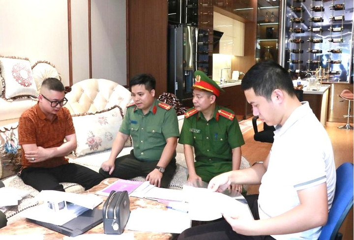 Khám xét tại nhà Trần Tiến Đạt.