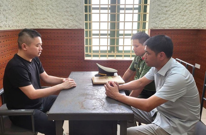 Trần Tiến Đạt tại cơ quan công an. (Ảnh: Công an Hà Tĩnh)