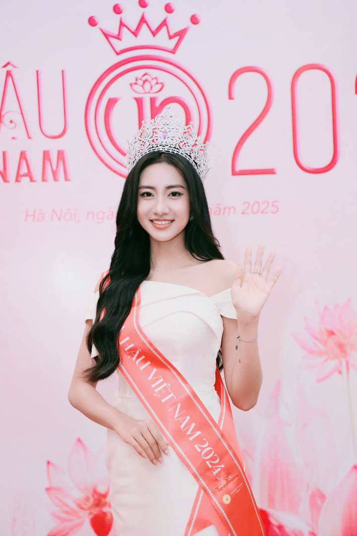 Tân hoa hậu tiết lộ từng có áp lực trước người tiền nhiệm là hoa hậu Thanh Thuỷ.