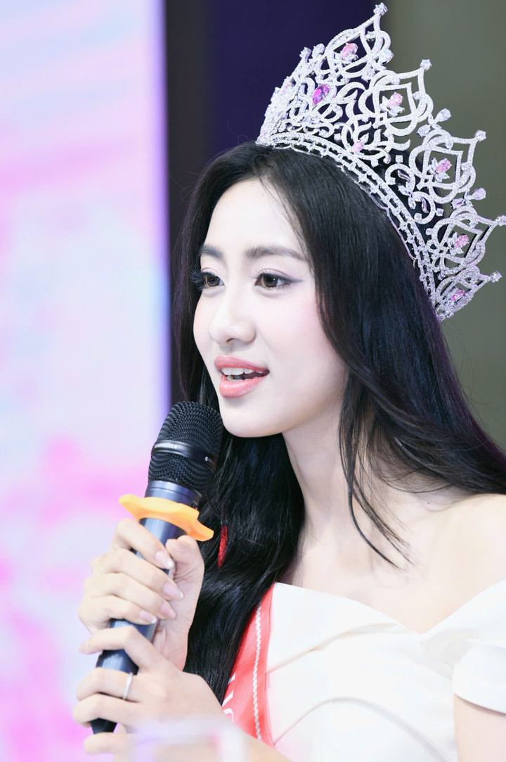 Hoa hậu Hà Trúc Linh tiết lộ từng gặp vấn đề sức khoẻ trước khi tham gia cuộc thi.