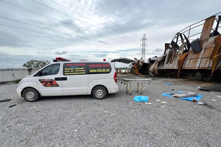 Lực lượng chức năng tìm thấy thi thể nạn nhân cuối cùng trong vụ cháy xưởng tái chế ở Hưng Yên. (Ảnh: Đ.X)