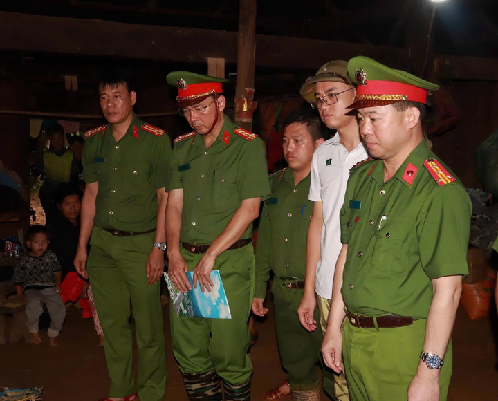 Đoàn công tác đến thăm hỏi, động viên gia đình các nạn nhân. (Ảnh: Văn Điệp)