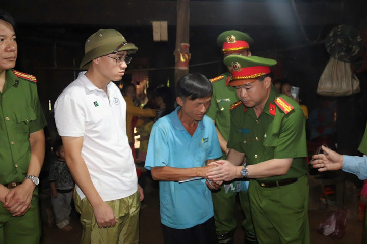 Đoàn công tác hỗ trợ, động viên thân nhân sớm ổn định cuộc sống. (Ảnh: Văn Điệp)