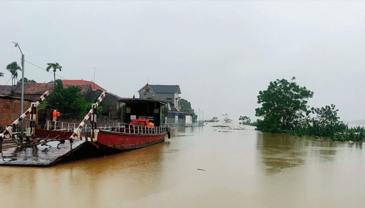 Minh Châu mỗi năm hứng chịu 2 - 3 tháng nước lên, tràn vào nhà cửa ảnh hưởng không nhỏ đời sống người dân. (Ảnh: Ngọc Tú)